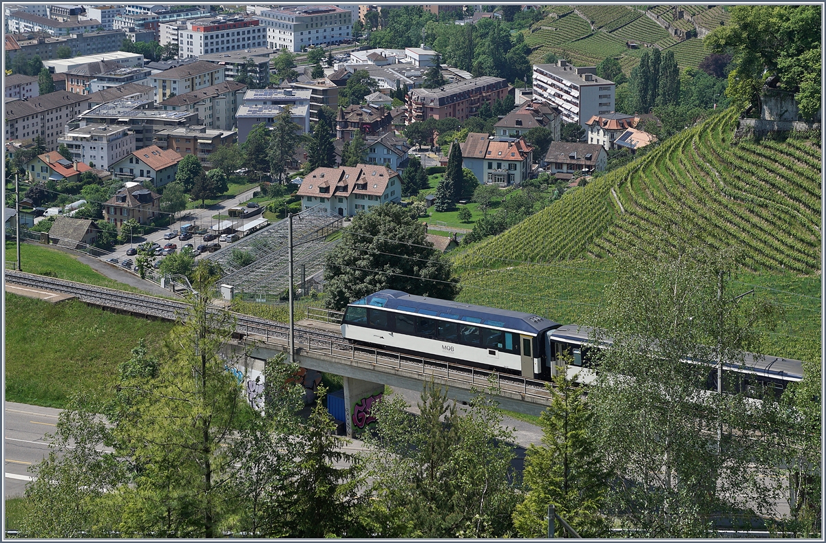 Kurz nach der Wiederinbetriebnahme des Ast 117 der in erster Linie durch die neue MOB Farbgebung auffällt, aber auch eine neue, automoatische Mittelpuffekupplung aufweist.

Bei Châtelard VD, den 18. Mai 2020