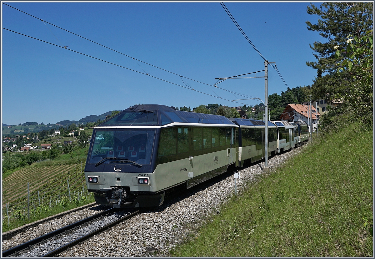 Kurz nach der Wiederinbetriebnahme des Ast 117 der in erster Linie durch die neue MOB Farbgebung auffällt, aber auch eine neue, automoatische Mittelpuffekupplung aufweist.

Bei Planchamp, den 21. Mai 2020