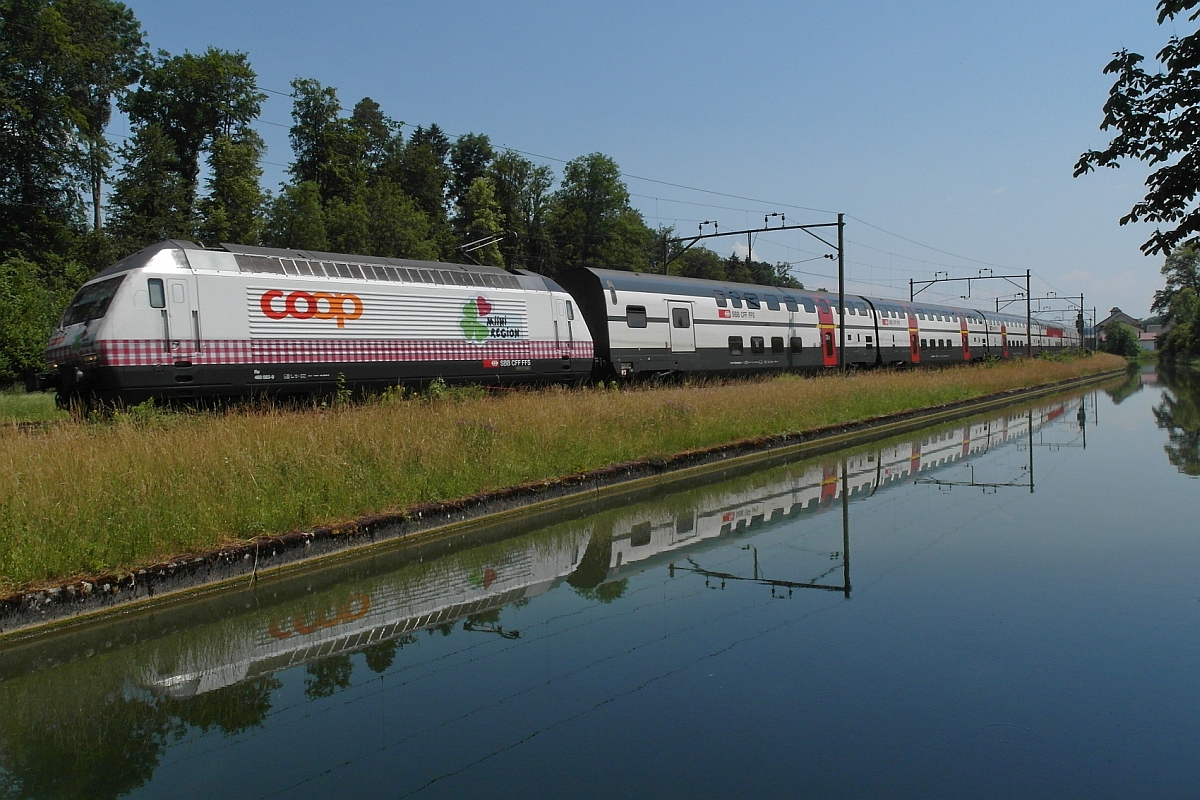 Kurz vor Bürglen befindet sich am 19.06.2014 die 'coop'-Werbelok Re 460 083-9 mit dem in Romanshorn gestarteten IC 826 auf der Fahrt nach Brig.