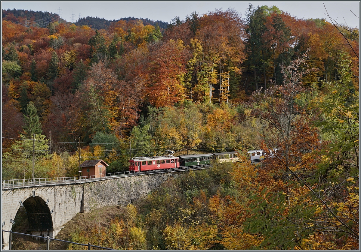  LA DER 2020 du Blonay-Chamby  / Saison Abschluss der Blonay-Chamby Bahn: Mit einem verstärkten Fahrplan und viel Dampf wird vor dem  Winterschlaf  (bzw. Arbeit im Dépôt Chaulin) nochmals viel Betrieb gemacht. Zum Schluss für heute nochmals ein  klassisches  Bild: Der RhB Abe 4/4 I 35 (Baujahr 1908) fährt mit dem RIVIERA BELLE EPOQUE EXPRESS (und einem Dampfzug nach Blonay) auf der Fahrt nach Vevey über den Baye de Clarens Viadukt.

25. Okt. 2020