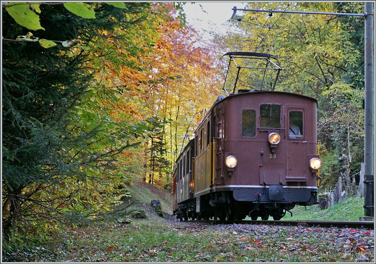  LA DER 2020 du Blonay-Chamby  / Saison Abschluss der Blonay-Chamby Bahn: Mit einem verstärkten Fahrplan und viel Dampf wird vor dem  Winterschlaf  (bzw. Arbeit im Dépôt Chaulin) nochmals viel Betrieb gemacht. Dieser Standort ist mehr als gut bekannt, nur habe ich das Bild in der Gegenrichtung kreiert: Linker Hand konnte ich reife Brombeeren pflücken und rechter Hand begann die Stützmauer des Brückenkopfes des Baye de Clarens Viadukts. Mit  ihrem typischen Nähmaschinengeräusch kommt die BOB HGe 3/3 N° 29 (Baujahr 1926) die 50 Promille Rampe hinaufgefahren, im Schlepp zwei Reisezugwagen. 

25. Okt. 2020