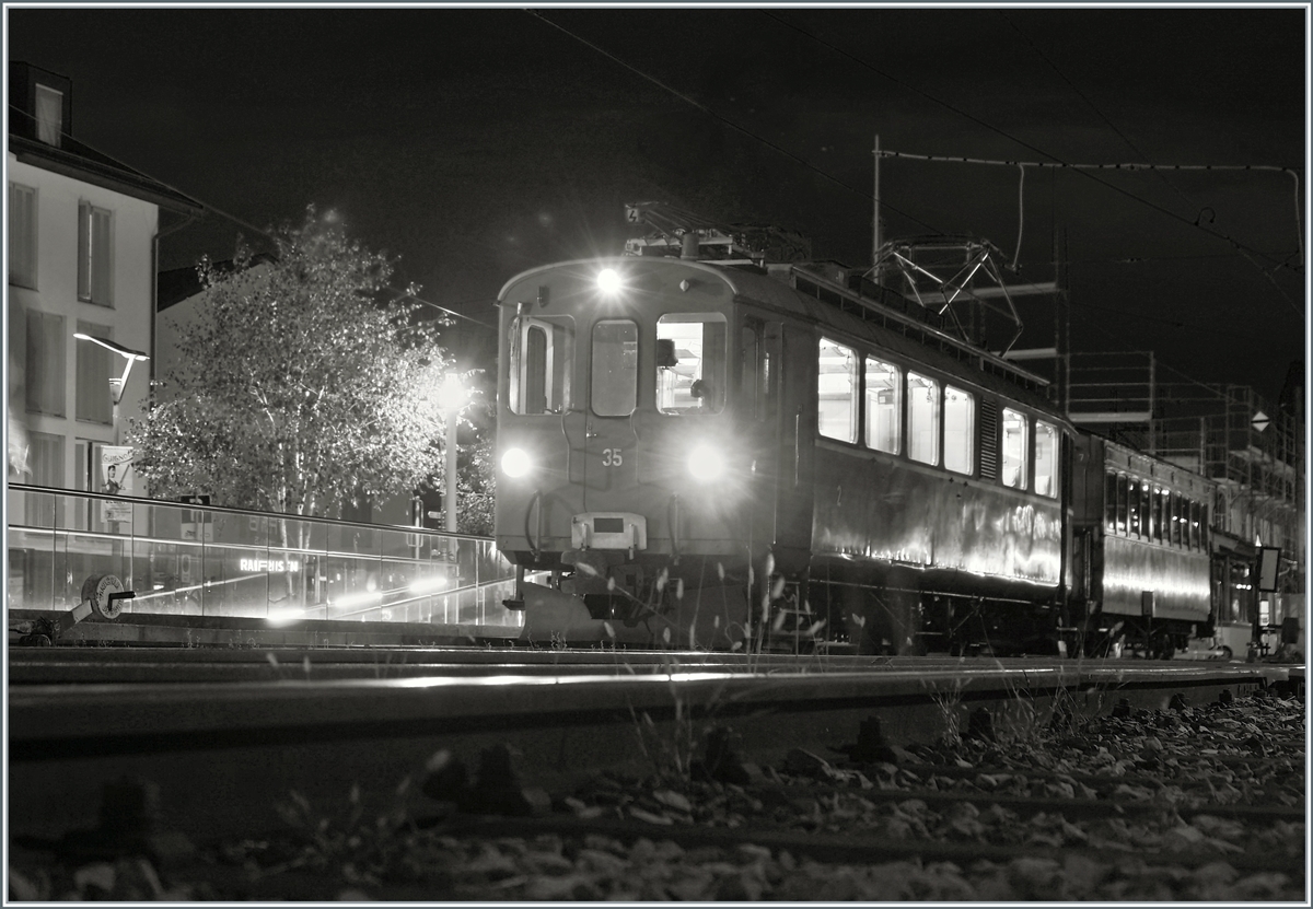  LA DER 2020 du Blonay-Chamby  / Saison Abschluss der Blonay-Chamby Bahn: Mit einem verstärkten Fahrplan und viel Dampf wird vor dem  Winterschlaf  nochmals viel Betrieb gemacht. Der allerletzte Zug reizte dann noch zum einen oder anderen Experiment: Der RhB ABe 4/4 I 35 wartet in Blonay auf die (Leer)-Rückfahrt nach Chaulin. 25. Oktober 2020