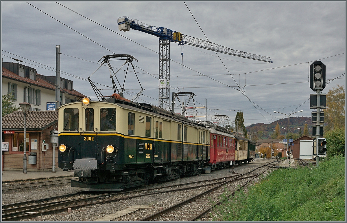  LA DER 2020 du Blonay-Chamby  / Saison Abschluss der Blonay-Chamby Bahn: Mit einem verstärkten Fahrplan und viel Dampf wird vor dem  Winterschlaf  (bzw. Arbeit im Dépôt Chaulin) nochmals viel Betrieb gemacht. Der MOB FZe 6/6 2002 als optische Verstärkung mit dem RhB ABe 4/4 I N° 35 vor dem zur Abfahrt bereiten Riviera Belle Epoque Express in Blonay.

25. Okt. 2020