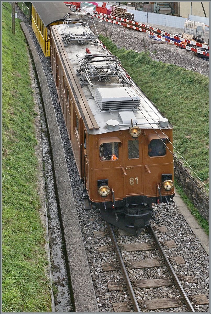  La DER de la Saison 2023  - die Bernina Bahn RhB Ge 4/4 81 der Blonay-Chamby Bahn mit dem  Velours -Express von Chaulin nach Vevey bei Cornaux unmittelbar vor der Einfahrt in den  Baye de Clarens Schlucht  Tunnel. Das Bild wurde entzerrt, so dass ein beträchtlicher Teil des Zuges und Umfeldes  verloren  ging, dafür zeigt sich die Ge 4/4 81 aus ungewohnter Perspektive in ihrer ganzen Schönheit. 

29. Okt. 2023