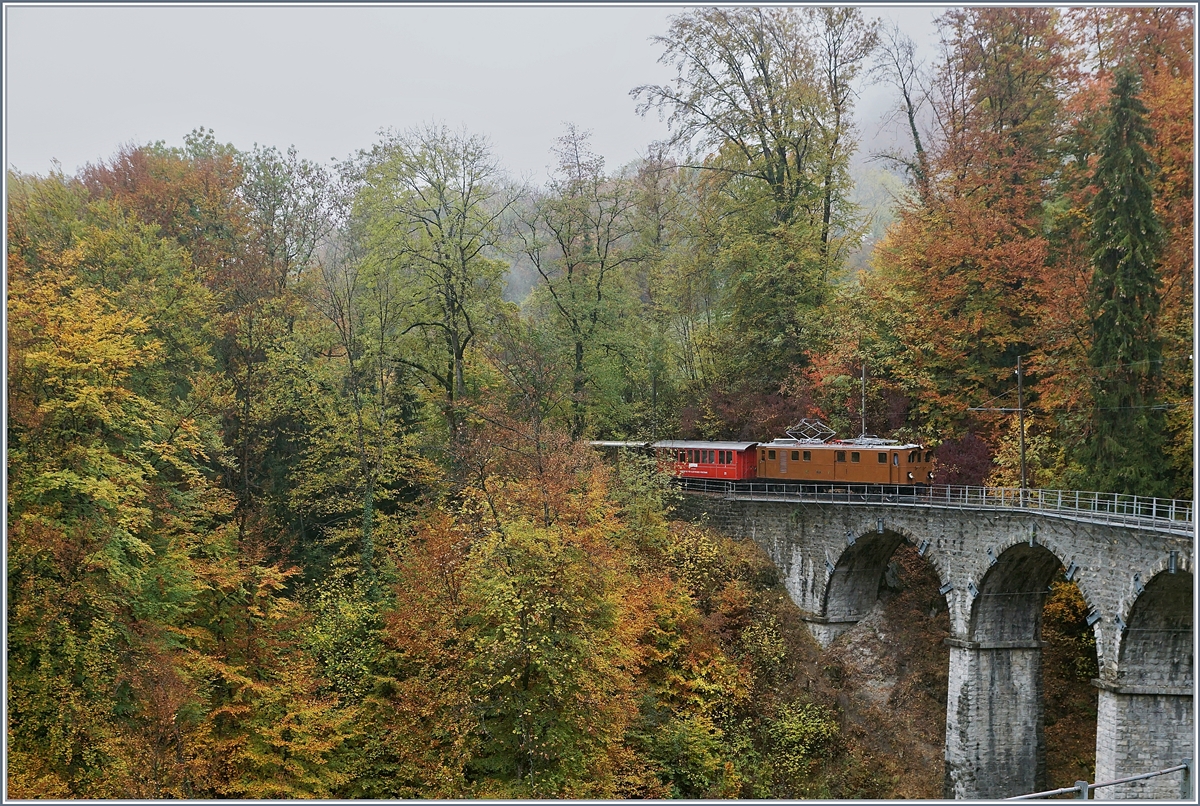 La Dernière du Blonay - Chamby - das 50. Jahre Jubiläum beschliesst die Blonay Chamby Bahn mit einer Abschlussvorstellung: Die Berninabahn Ge 4/4 81 macht mit ihrem bunten Zug auf der Fahrt nach Chaulin dem Herbstwald Konkurrenz.
27. Oktober 2018
