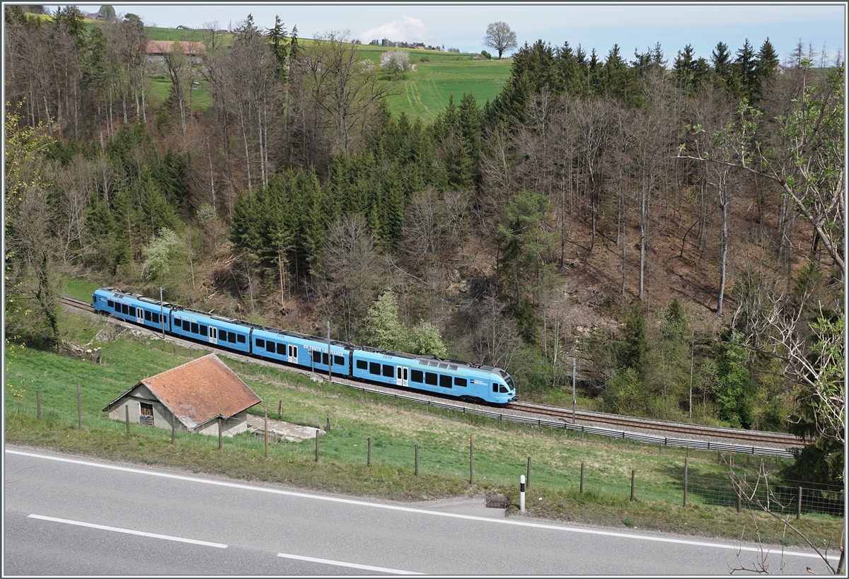 Landschaftlich sehr schön ist der Einschnitt zwischen Courtepin und Pensier auf der TPF Strecke Ins - Fribourg. Im Bild der TPF Flirt RABe 527 192  Grisoni  auf dem auf dem Weg in Richtung Fribourg.

19. April 2022