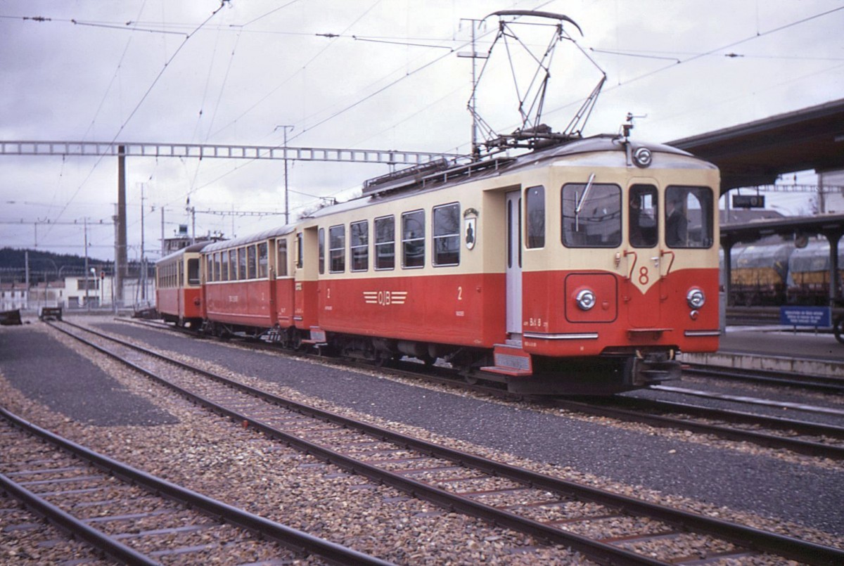 Langenthal am 26.April 1970. Triebwagen 8 f�r die einstige Linie bis Melchnau pr�sentiert stolz das Wappen von Melchnau. Dahinter OJB-Wagen 17 und SNB-Steuerwagen Bt 104. 