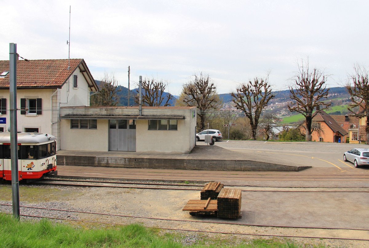 Le Locle - Les Brenets : Hier ist zwar vom Triebwagen nicht viel zu sehen, aber viele Freunde im Ausland können kaum glauben, dass man einfach so in ein anderes Land hineinschauen kann. Im Hintergrund das französische Morteau, trotz gleicher Sprache und Natur eine völlig andere Welt, wie die Menschen in Frankreich behaupten, und historisch haben sie sicher nicht unrecht. 21.April 2016. 