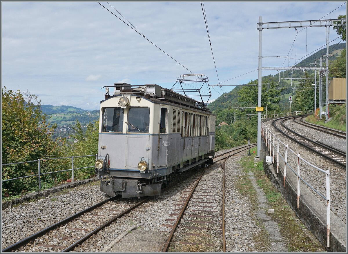 Les chemins de fer disparus - Die verschwundenen Bahnen (LLB 1915 - 1967) Der Leuk Leukerbad Bahn (LLB) Triebwagen mit der Anschrift ABFe 2/4 N° 10 der Blonay Chamby Bahn ist besorgte auch eine Fahrt Chaulin - Chamby und zurück, hier bei der Einfahrt in Chamby. 

14. September 2025