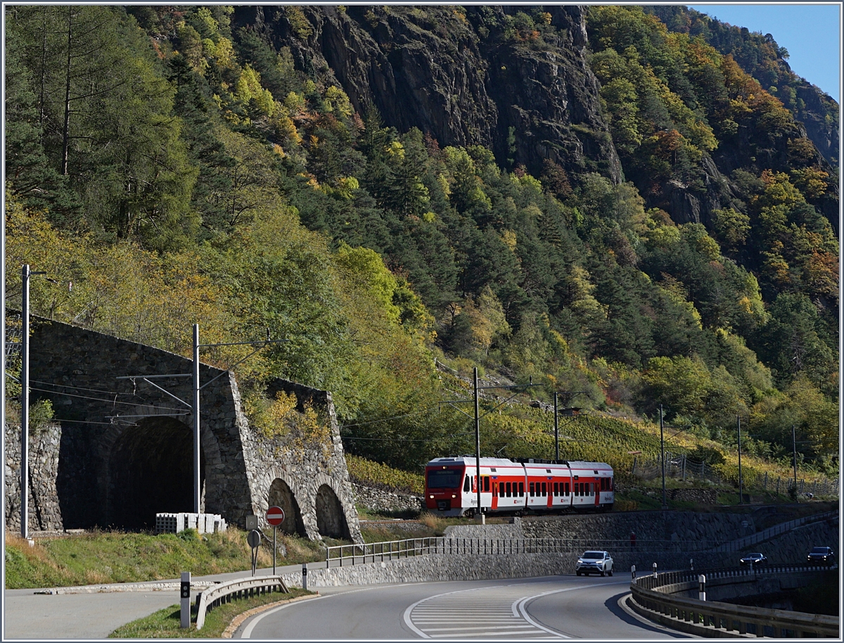 Licht und Schattenspiel kurz vor Bovernier: Durch die unregelmässigen Höhe der das Tal begrenzenden Berge verschob sich der Schatten und das Sonnenlicht immer wieder, so dass ich die Fotostelle beim Zug kurz vor dessen Ankunft eilig verliesse und mir diese neue Fotostelle suchte.
Ein TMR NINA auf dem Weg von Le Chable nach Martigny.
7. Okt. 2017
