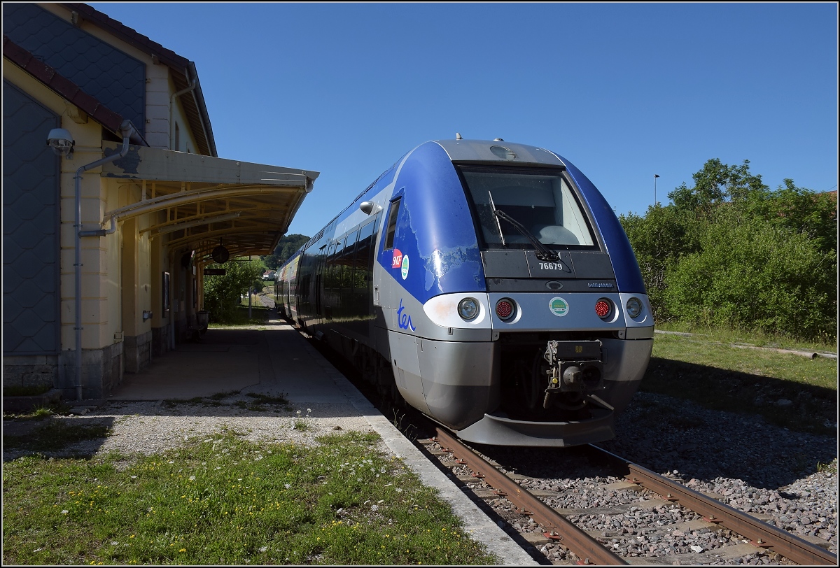Ligne des Horlogers.

X 76679/80 bei Anfahrt auf Gilley. Juni 2022.