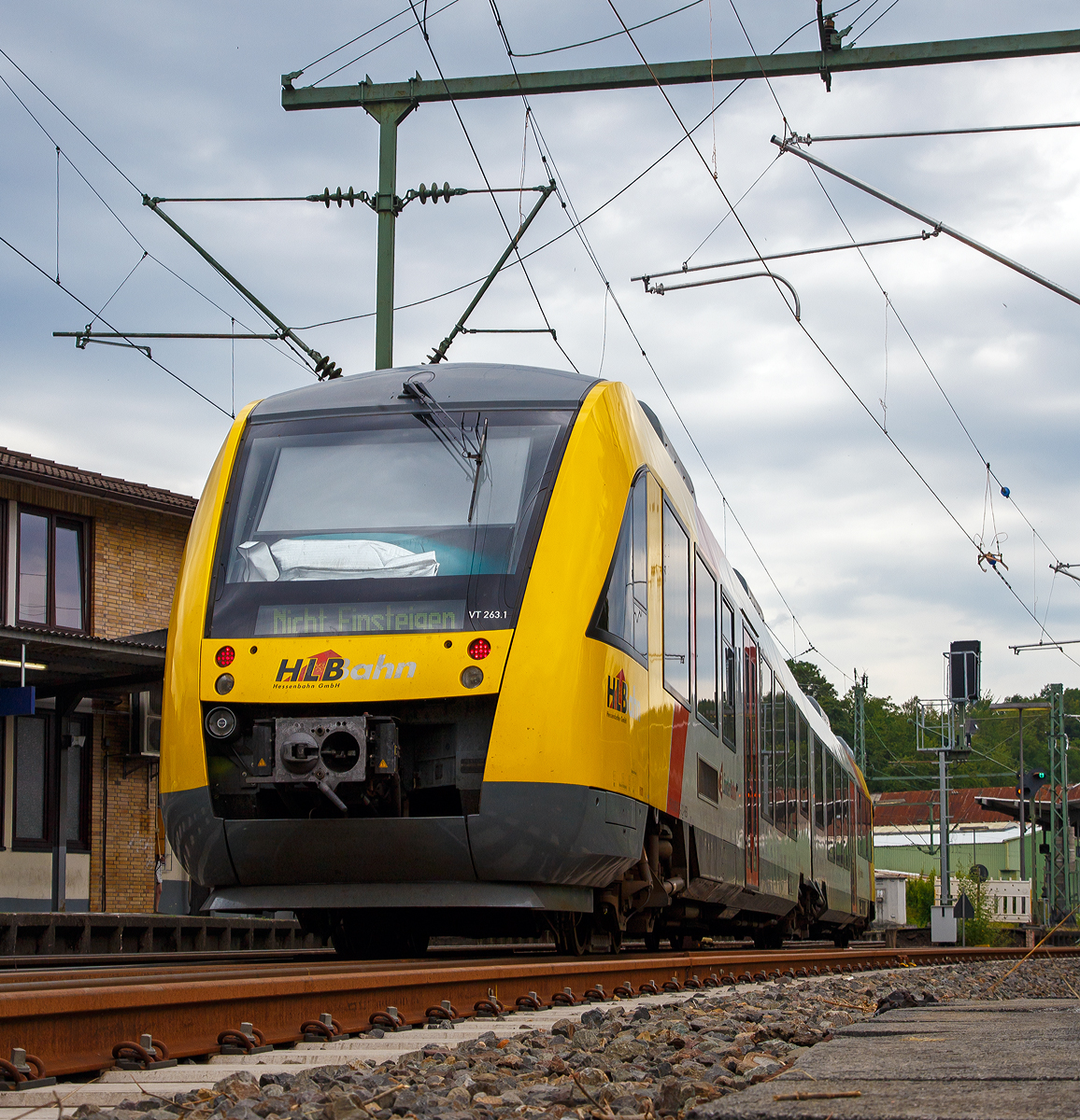 
Mal eine andere Perspektive und Ansicht....
Der VT 263 (95 80 0648 163-3 D-HEB / 95 80 0648 663-2 D-HEB) ein Alstom Coradia LINT 41 der HLB (Hessische Landesbahn), als RB 93  Rothaarbahn  (Bad Berleburg - Kreuztal -Siegen - Betzdorf), fährt am 27.07.2019 über die Siegbrücke und erreicht den Zielbahnhof Betzdorf (Sieg).
Mein Fotostandpunkt war die Fußgängerbrücke neben der Eisenbahnbrücke.
