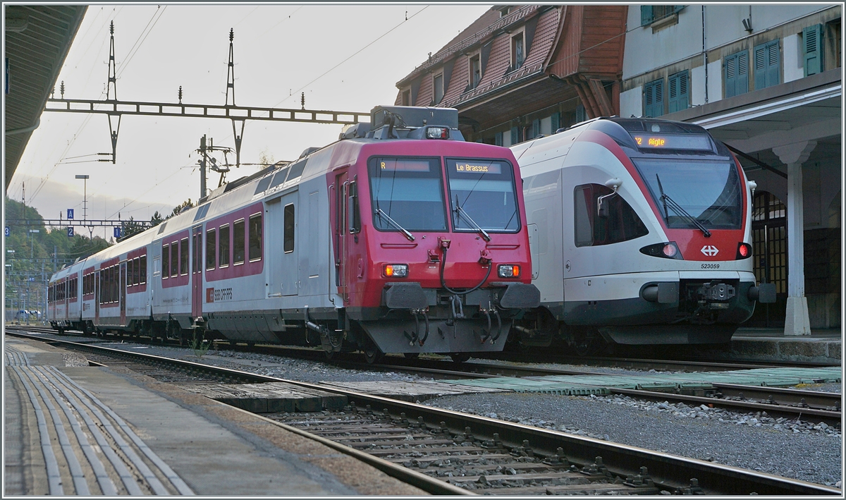 Mein erstes Bild des SBB Domino RBDe 560 384 (RBDe 560 DO 94 85 7 560 384-0) in Vallorbe. Daneben warte der SBB RABDe 523 059 auf die Abfahrt nach Aigle; in Le Day wird der Zugteil aus dem Vall�e de Joux beigestellt. Zur�ck zum  neuen  SBB Domino: Der  Zug wird wenig sp�ter auf Gleis 5 rangiert und als Regionalzug 7914 nach Le Braussus um 7:21 Vallorbe verlassen. 
Ich bemerkte erst bei der Bereitstellung, dass der nun aktuelle  Sch�lerzug  des Vall�e de Joux den Besitzer gewechselt hat. 

15. August 2022
