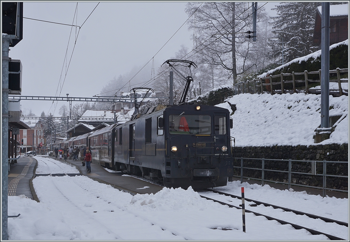 Mein letztes Bild eines MOB GDe 4/4 im Panoramic-Zug Einsatz; auf den Fahrplanwechsel wurde das Einsatzkonzept geändert und die GDe 4/4 praktisch vollständig aus dem Reisezugverkehr verdrängt. 
Die GDe 4/4 6002 mit einem MOB Panoramic Express beim Halt in Les Avants.

6. Dezember 2020