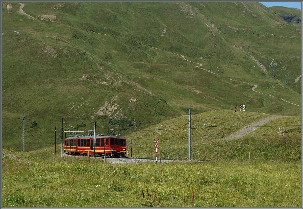 Meterspurig und mit Drehstrom fährt die Jungfraubahn von der Kleinen Scheidegg (2061 müM) auf das Jungfraujoch (3454 müM) wobei jedoch die grösste Teil der Strecke im Tunnel verlaäuft. 
Hier ist ein Jungfraubahnzug im offenen Abschnitt Kleine Scheidegg - Eigergletscher zu sehen.
21. Aug. 2013