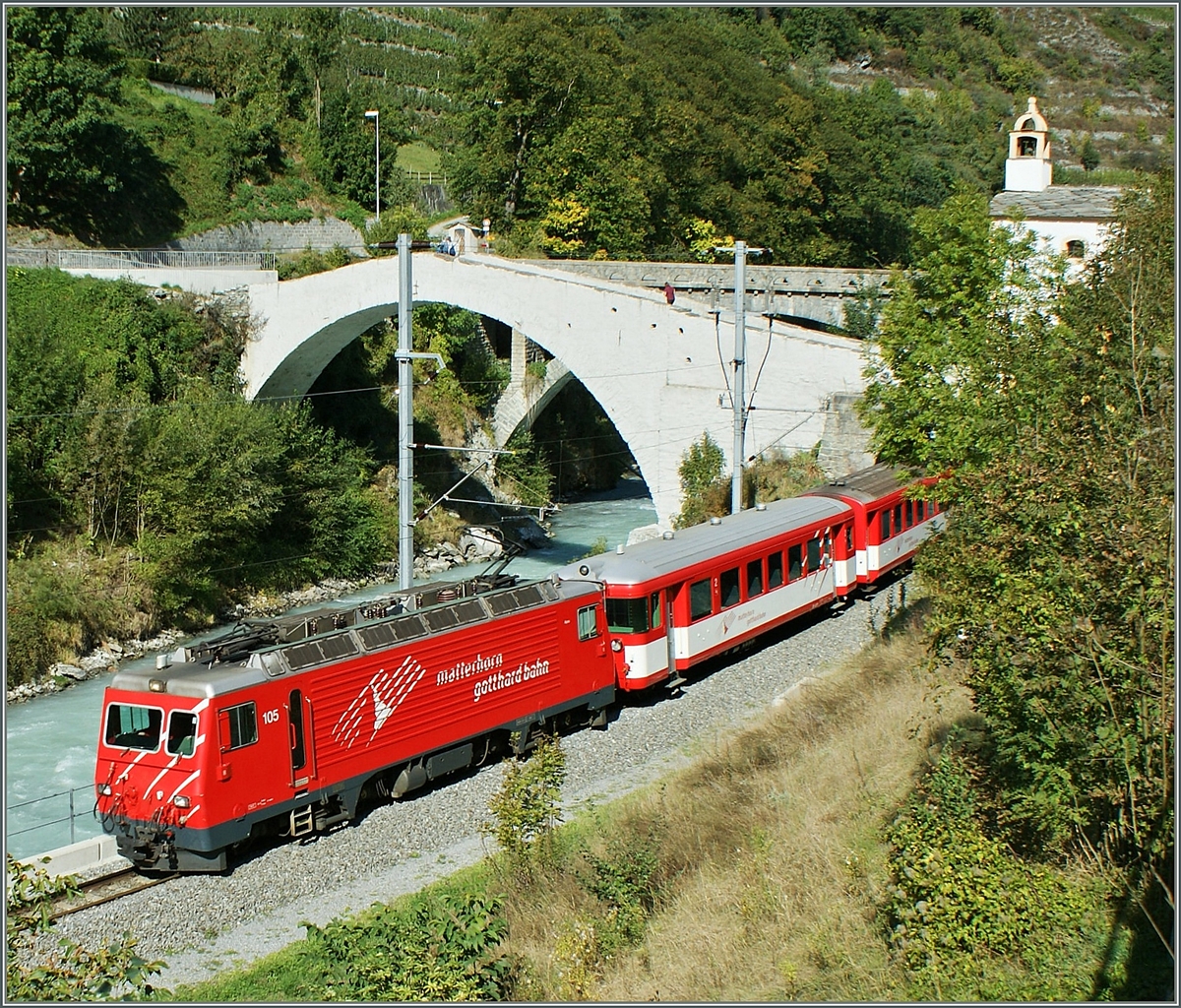 MGB HGe 4/4 105 unterwegs nach Zermatt bei Neubrück.
26. Sept. 2008