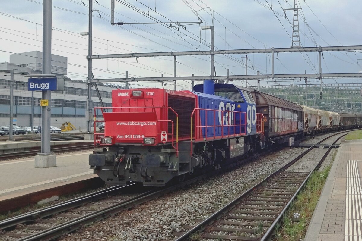 Mischguterzug mit 843 058 durchfahrt am 25 Mai 2019 Brugg AG.
