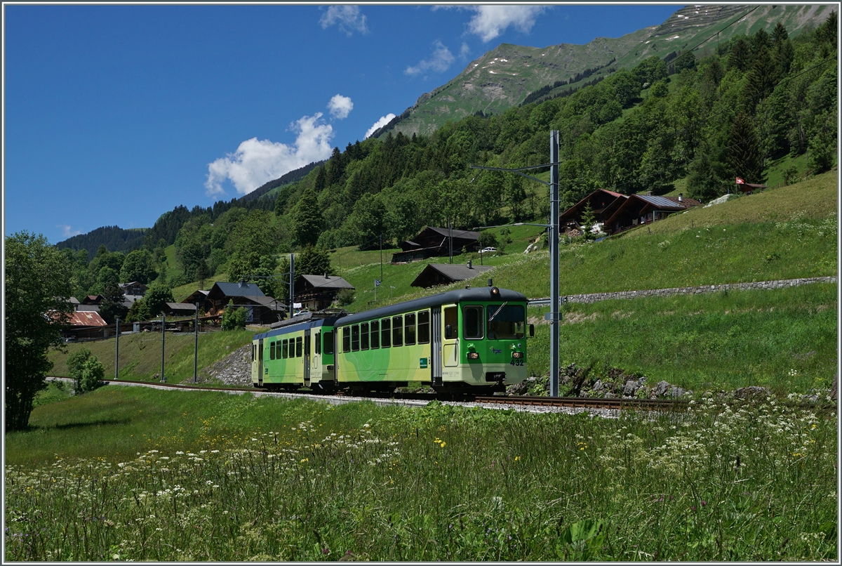 Mit dem Bt 432 an der Spitze und dem schiebenden BDe 4/4 402 erreicht der ASD Regionalzug 440 in wenigen Minuten sein Ziel Les Diablerets.
22. Juni 2016