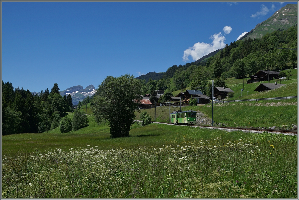Mit dem Bt 432 an der Spitze und dem schiebenden BDe 4/4 402 erreicht der ASD Regionalzug 440 in wenigen Minuten sein Ziel Les Diablerets.
22. Juni 2016