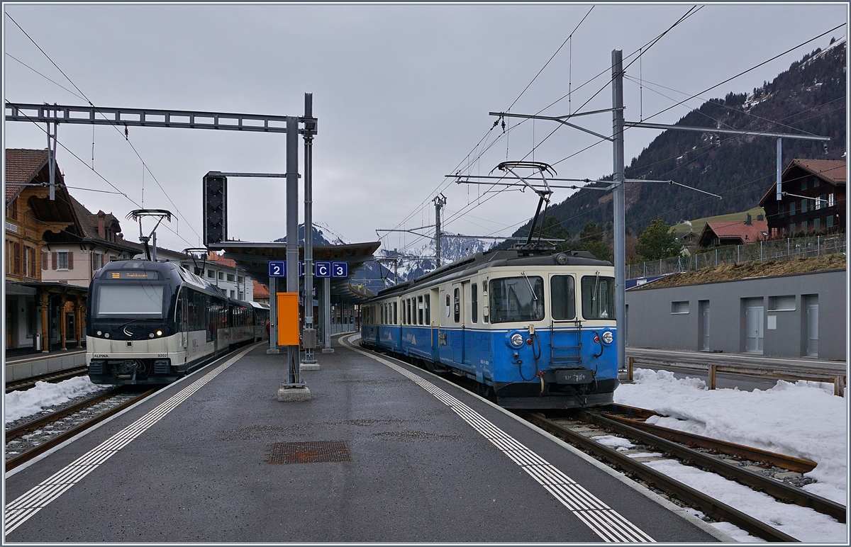 Mit dem Ende des Fête des Vignerons in einer Woche läuft auch die Zeit der ABDE 8/8 bei der MOB ab; wobei die formschönen Triebwagen zwar noch als  eiserne Reserve  vorgehalten werden, in letzter Zeit jedoch meinerseits nicht mehr in Betriebe beobachtet werden konnten. 

Im Bild der ABDe 8/8 4004 Fribourg in Château d'Oex. 

10. Jan. 2018