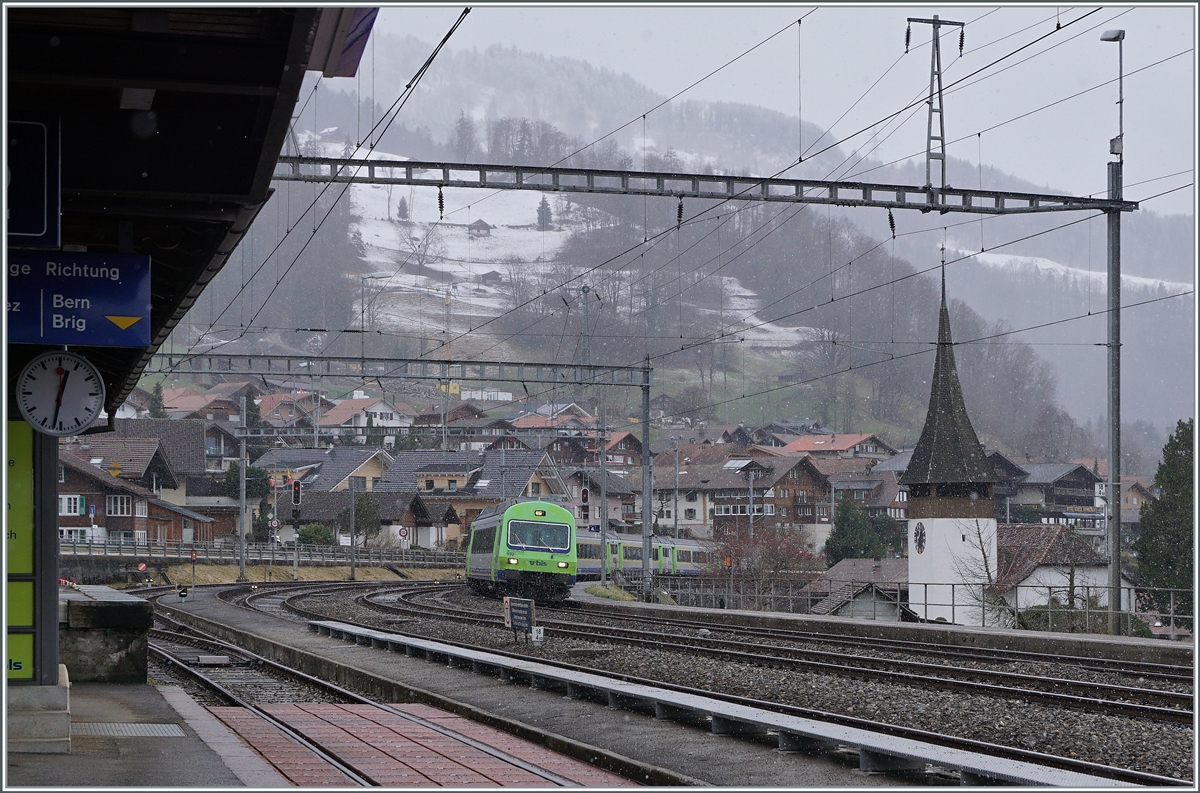 Mit dem Steuerwagen voraus erreicht ein BLS EW III RE von Zweisimmen nach Interlaken Ost den für Reisenden nun geschlossenen Bahnhof von Leissigen. 

16. März 2021  
