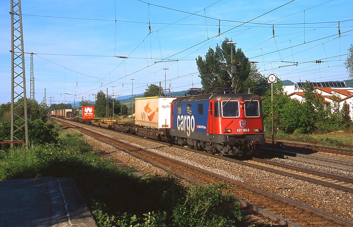 Mit einem Containerzug f�hrt 421 385-6 der SBB Cargo im Mai 2012 durch Bad Krozingen. Damals war ich dort zur Kur und hatte am Nachmittag nach den Anwendungen genug Zeit, um den abwechslungsreichen Verkehr auf der Rheintalstrecke zu fotografieren.