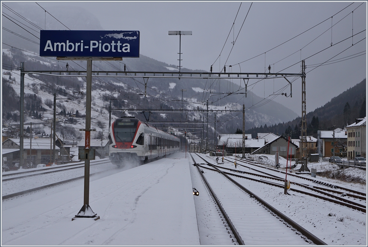 Mit der Eröffnung des Gotthard Basistunnels kommt Ambri Piotta in den Genuss, stündlich je Richtung über hier haltende Züge zu verfügen. 
Das Bild zeigt den ausfahrenden Tilo Flirt RABe 524 103 als RE 4321 nach Lugano. 
5. Jan. 2017 