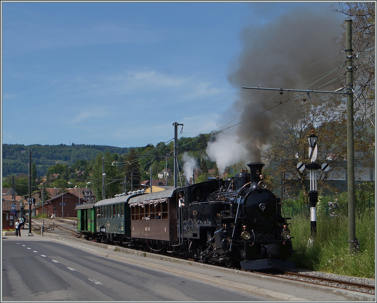Mit einer Woche Verspätung infolge Erdrutsch, startet die Saison der Blonay -Chamby Bahn nun am Wochenende 9./10 Mai.
Hier verlässt die B.F.D. HG 3/4 N° 3 mit ihrem Zug Blonay in Richtung Chamby.
10. Mai 2015