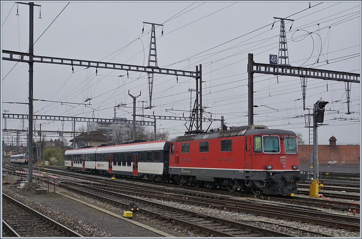Mit zwei  Domino  Zwischenwagen steht die SBB Re 4/4 11116 im Bahnhof von Biel/Bienne.

5. April 2019
