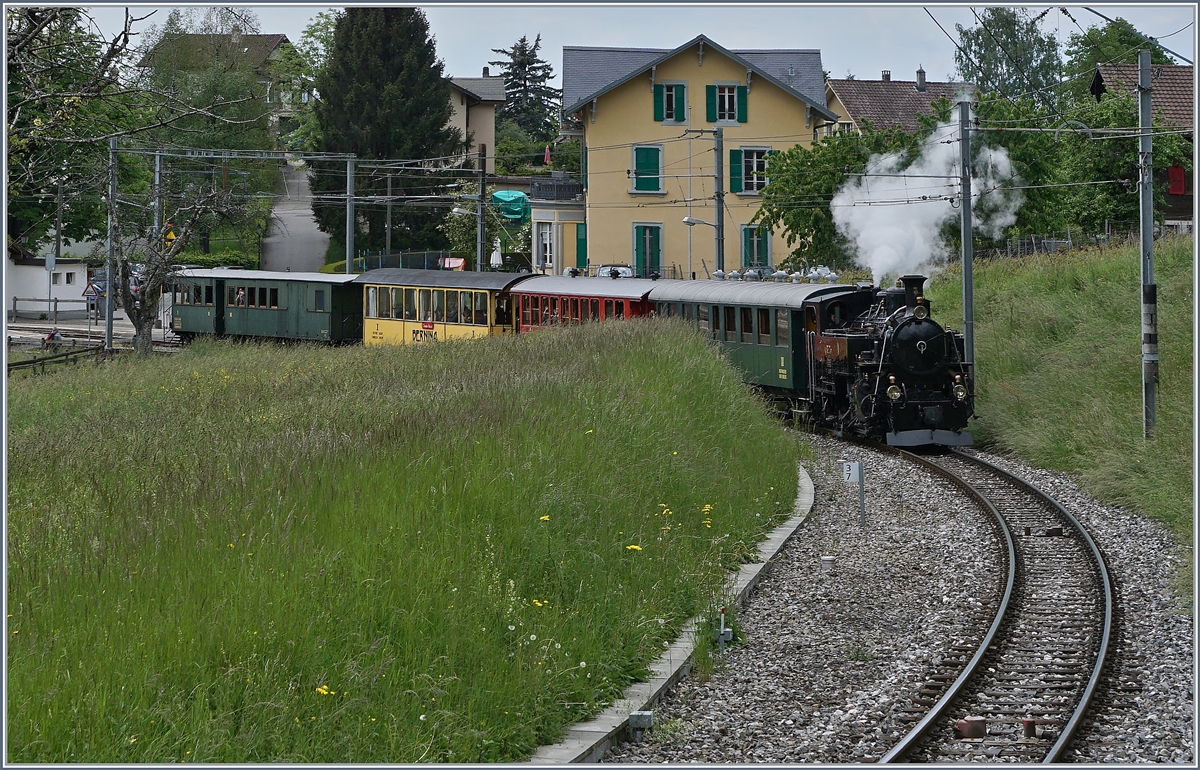 Mitte Mai verlässt die Blonay-Chamby HG 3/4 N° 3 mit einem stattlichen Zug St-Légier Gare. 
Zur Zeit (2018-2019) wird der Bahnhof von St-Légier grundlegend umgebaut.
16. Mai 2016