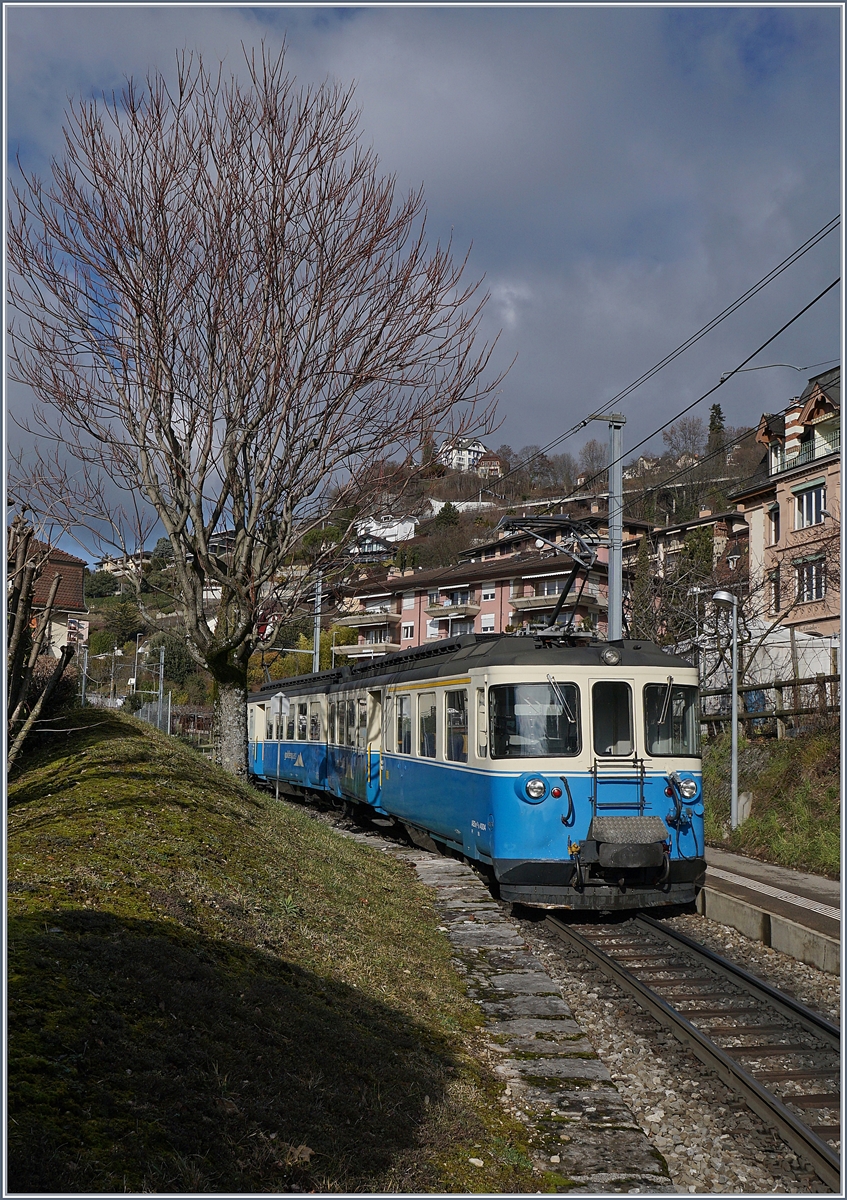 MOB ABe 8/8 Festival in Vuarennes - Kurz aber intensiv: Gleich auf Blockdistanz des Regionalzug 2224 fuhrt der ABDe 8/8 4004 FRIBOURG als Regionalzug Richtung Fontanivent (Vuarennes 12:51)

18. Jan. 2019