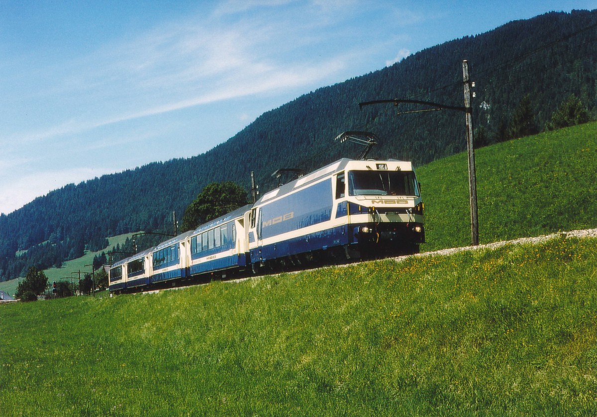 MOB: Panoramic Express auf der Fahrt nach Zweisimmen-Lenk mit einer Ge 4/4 8001-8004 (1995) im Oktober 1995.
Foto: Walter Ruetsch  
