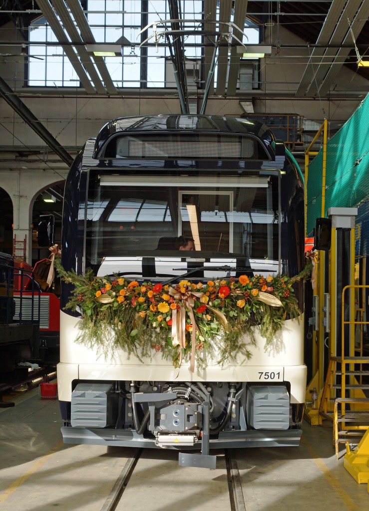 MOB/MVR: Am 11. Dezember 2015 wurde der neue ABeh 2/6 7501 (2015) anl�sslich einer  sehr eindr�cklichen Feier mit Musik, Ansprachen, vielen Luftballons und B�llersch�ssen bei herrlichem Wetter in St-L�gier eingeweiht und auf den Namen St-L�gier getauft. In der MOB.Werkst�tte in Chernex wurde der  Neuling  f�r diesen einmaligen Anlass vorbereitet.
Foto: Walter Ruetsch