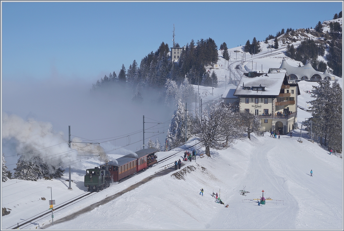Nach dem die H 2/3 N° 16 einen grossen Teil ihrer 450 Kilo Kohlen verbrannt und einen nicht unbeträchtlichen Teil ihres Wassers verdampft hatte, zeigft sich den Dampfzug N° 1223 von Vitznau nach Rigi Kulm kurz vor Rigi Staffel.
24. Feb. 2018