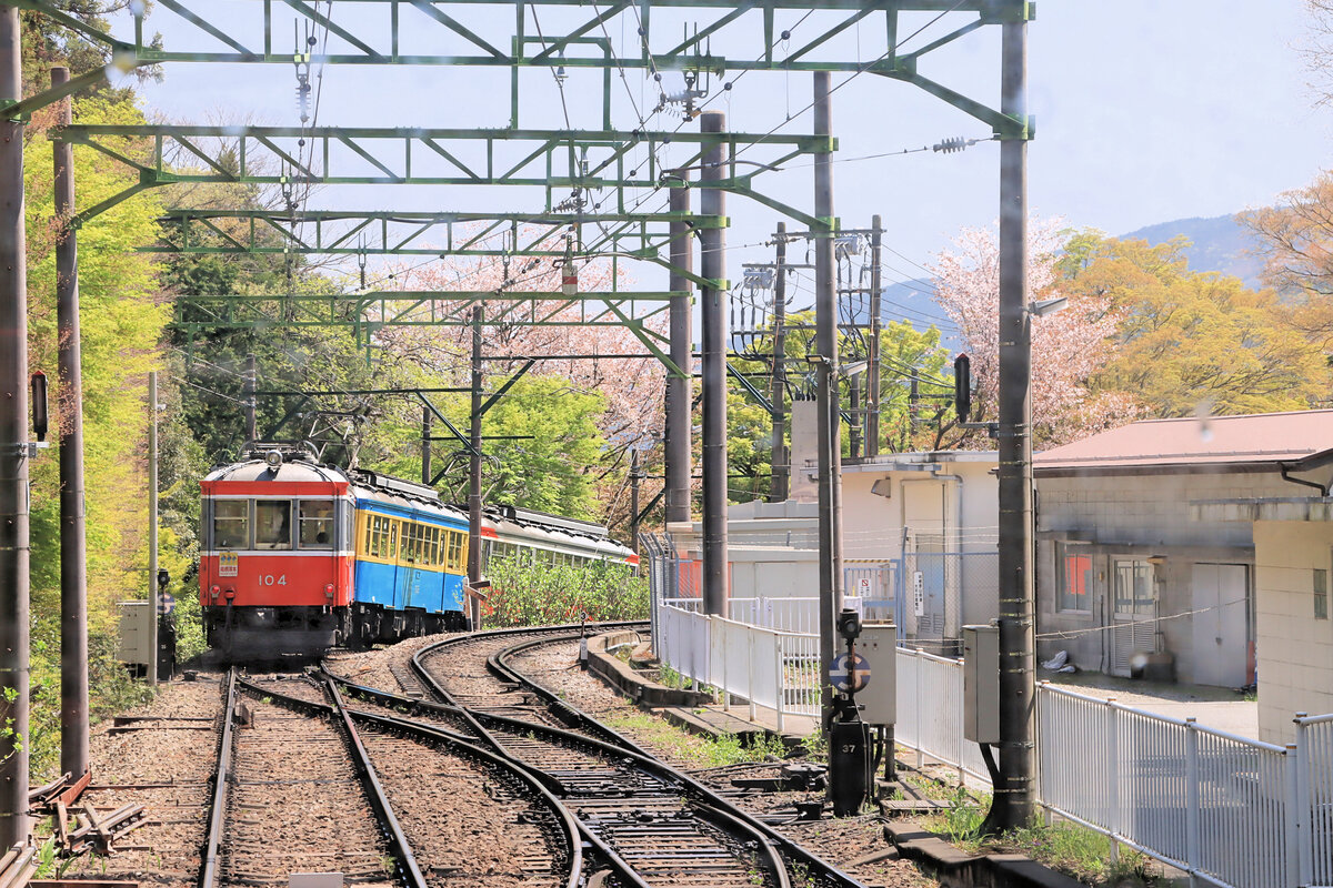 Nach der mittleren Spitzkehre taucht der Zug nun in die Tiefe zur unteren Spitzkehre. 12.April 2022 