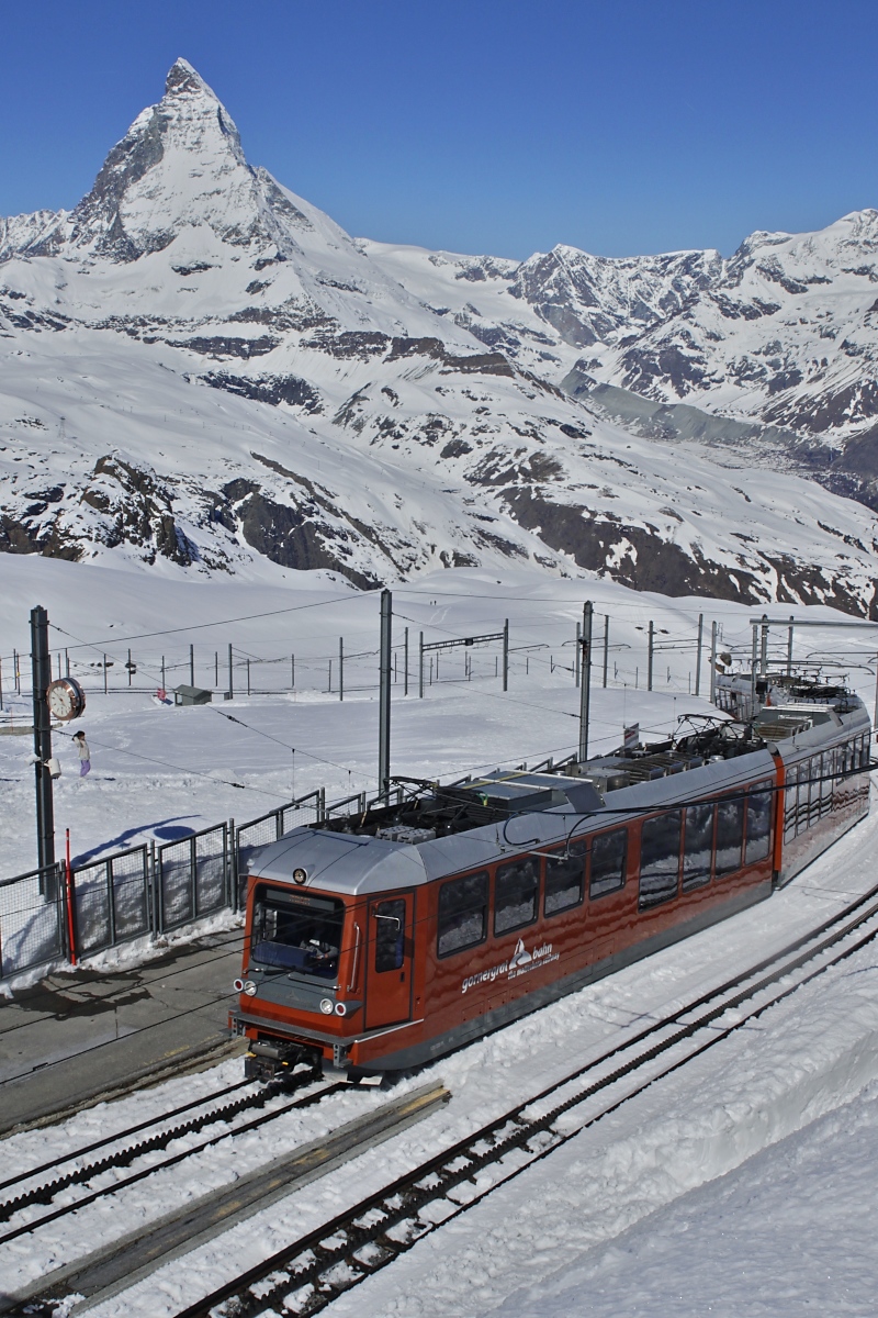 Nach rund 35-min�tiger Fahrt und der �berwindung von rund 1400 m H�henunterschied treffen der Bhe 4/6 3084 und ein weiterer Bhe 4/6 der Gornergratbahn am 10.05.2024 in der 3089 m hoch gelegenen Bergstation ein