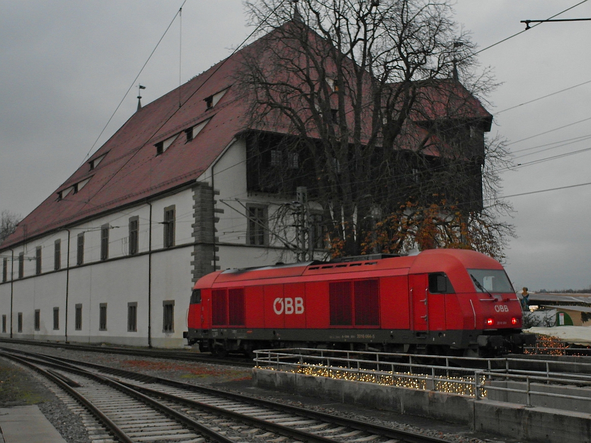 Nach der �bergabe des Sonderzuges an die Re 4/4 I 10009 verl�sst 2016 064 den Bahnhof Konstanz in Richtung Radolfzell und f�hrt am 07.12.2014 am Konzilgeb�ude vorbei.