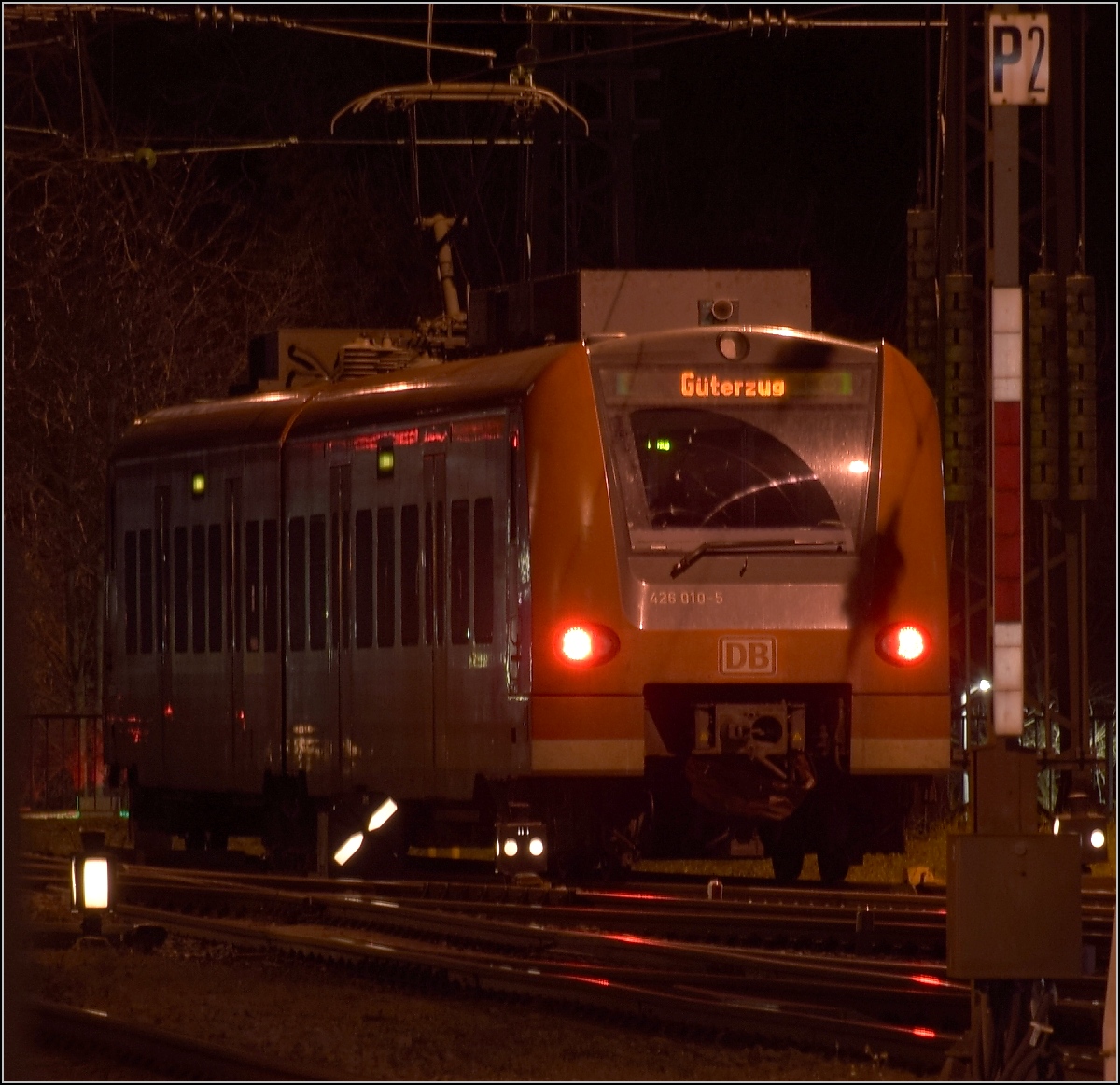 Nahgüterverkehr ist in der Schweiz durchaus noch ein Thema. Aber dass neuerdings die Baby-Quietschies mitmischen? 

Genauer betrachtet, es ist 426 010. Oder soll man ihn jetzt ABDe 426 010 nennen? Kleiner Dank an den Scherzkeks, der einem den unnötig langen Aufenthalt in Singen versüsste. Singen, Januar 2022.