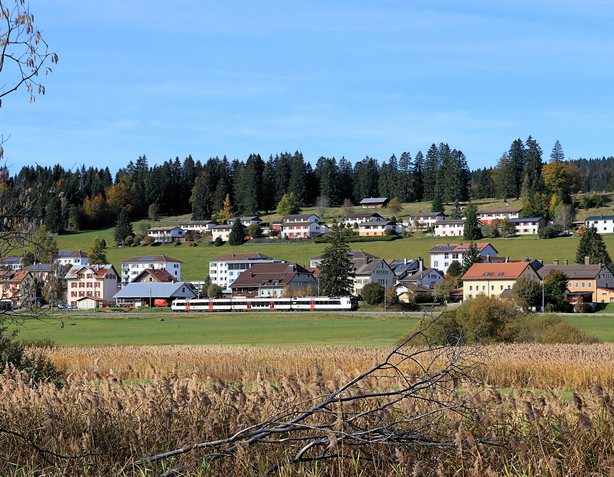 Neben dem Domino-Pendelzug mit TRAVYS 560 384 war der SBB Domino Pendelzug mit 560 262 im Einsatz (Wagen 560 262 - B 29 43 189 - ABt 39 43 882). Hier kommt er von Le Brassus her nach Sentier. 19.Oktober 2021 
