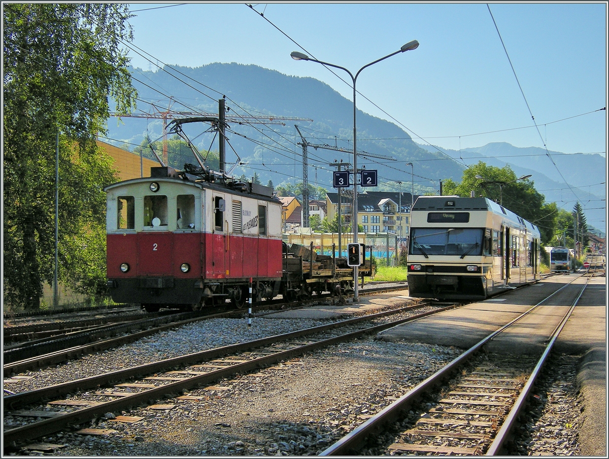 Neben dem GTW Be 2/4 wartet die HGe 2/2 N° 2 auf die Abfahrt Richtung Les Pleiades.
15. Juli 2008