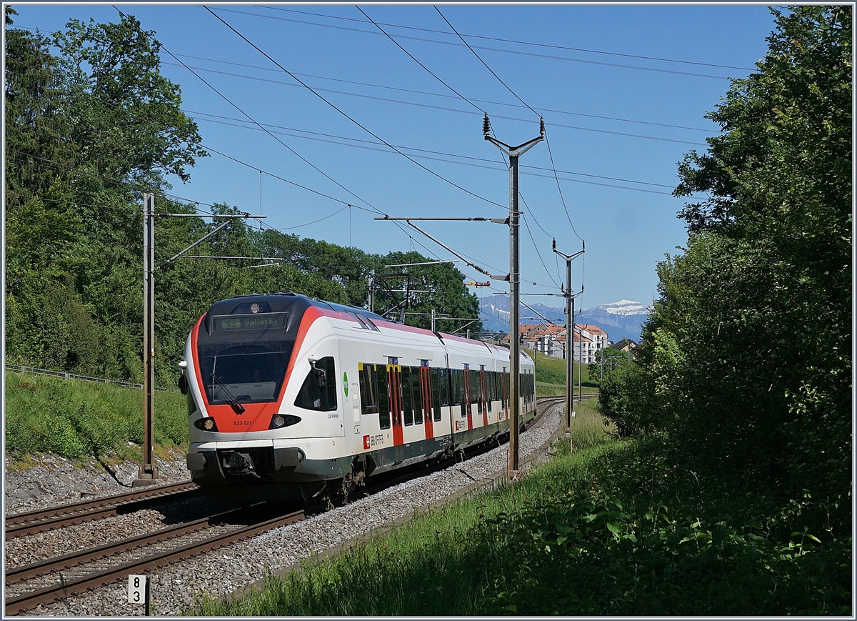 Neben den ICN und Flirts der Relation Genève/Lausanne - Biel nutzen auch die Züge von und nach Vallorbe die Strecke bis zur Abzweigstation Daillens. Im Bild der SBB RABE 523 021 als S2 nach Vallorbe.

8. Juni 2019