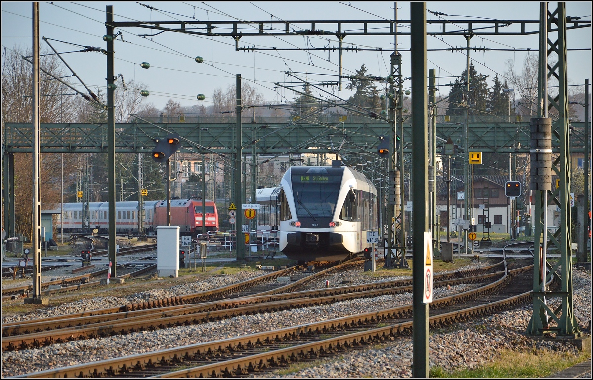Neue Verbindung: Dieses Gleis wurde im Planverkehr von Personenzügen seit bestimmt 20 Jahren nicht befahren. Ganz neu sind fünf (Test-)Verbindungen Konstanz—St.Gallen. Erstaunlicherweise trotz Testbetrieb sogar in Doppeltraktion, mit GTW der Thurbo. Und die Auslastung scheint gar nicht so schlecht zu sein. Die Reisezeit von 35 Minuten nach St. Gallen ist sehr kurz und auch mit dem Auto bei weitem nicht zu erreichen. Rechts das üblicherweise nach Kreuzlingen benutzte Gleis, links der letzte Kilometer der Hochrheinbahn nach Kreuzlingen Hafen. Dahinter das neuerdings wieder benutzte Abstellgleis von DB Fernverkehr. Da hat es wohl eineinhalb Jahre gebraucht, bis man festgestellt hat, dass mangels täglichem IC, der Wochenend-IC auch in Konstanz statt Singen parkten könnte. Konstanz, März 2016.