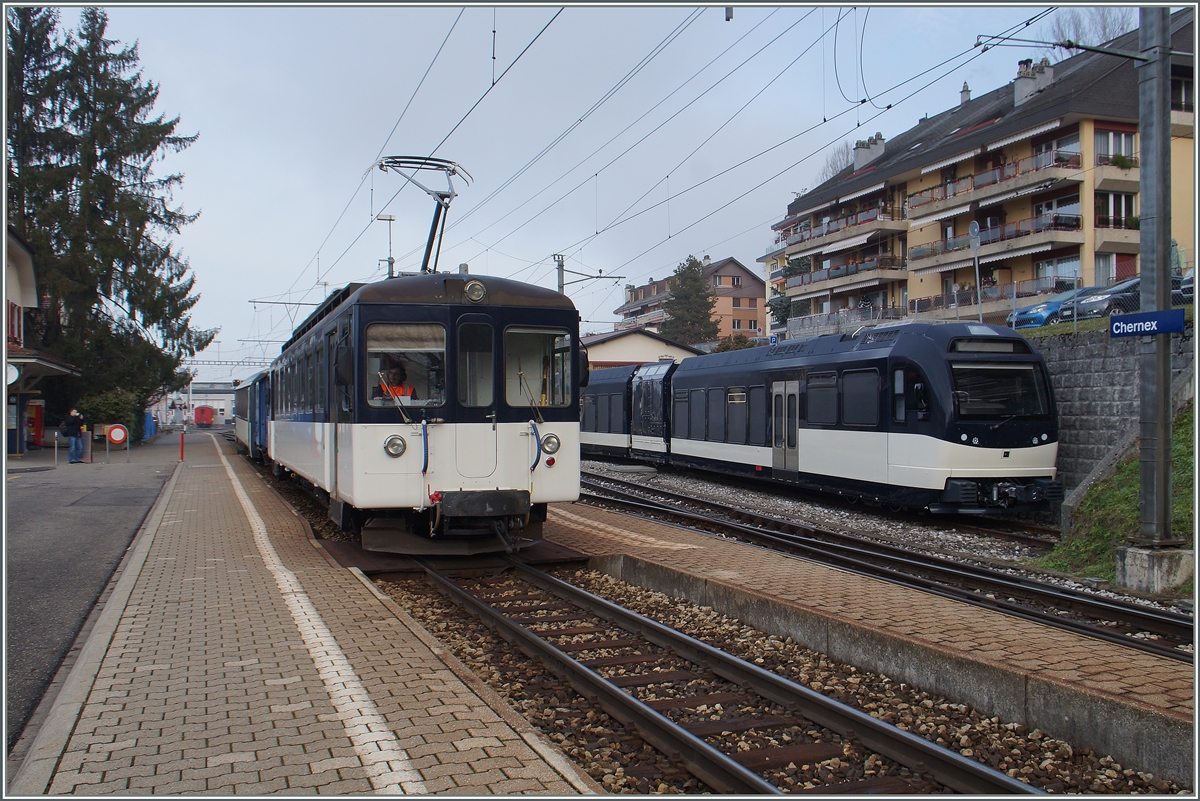Neue Züge und neue Farben bei der MOB, bzw.  GoldenPass  in Chernex: Das 
Bipperlisi Be 4/4 1007 beim Manöver und auf einem Abstellgleis wartet ein neuer ABeh 2/6 auf seine Anschriften und Inbetriebnahme.
8. Dez. 2015