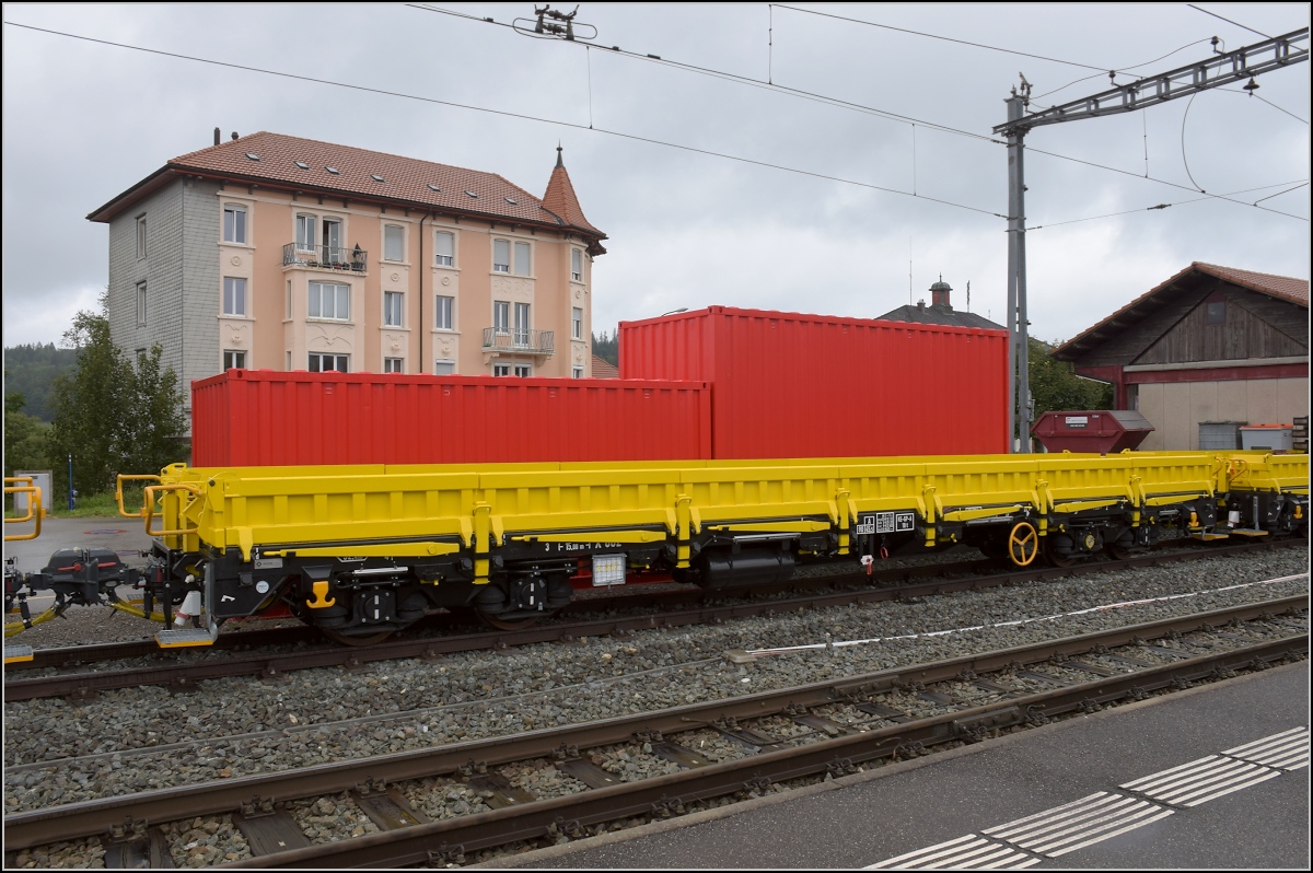 Nigelnagelneue Güterwagen bei der CJ.

Schmalspurgüterwagen sind mittlerweile eine Seltenheit, aber neue Schmalspurgüterwagen eine Rarität. Bei der CJ gab es wohl für den Streckenunterhalt vorgezogene Weihnachten. X 862 ohne Gebrauchsspuren in Saignelegier, August 2021.

Bei allen Bildern habe ich die Details der dunklen Fahrwerke ein wenig herausgearbeitet, die Blässe der Umgebung ist deren Opfer... ;-)