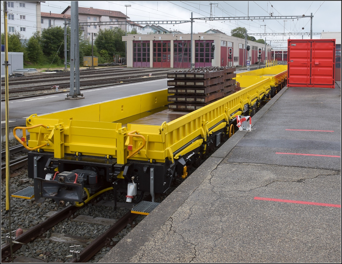 Nigelnagelneue Güterwagen bei der CJ.

Schmalspurgüterwagen sind mittlerweile eine Seltenheit, aber neue Schmalspurgüterwagen eine Rarität. Bei der CJ gab es wohl für den Streckenunterhalt vorgezogene Weihnachten. X 863 mit ebenso neuen Schwellen als Ladegut. Gebrauchsspuren sind weder am Wagen noch am Ladegut zu erkennen. Saignelegier, August 2021.