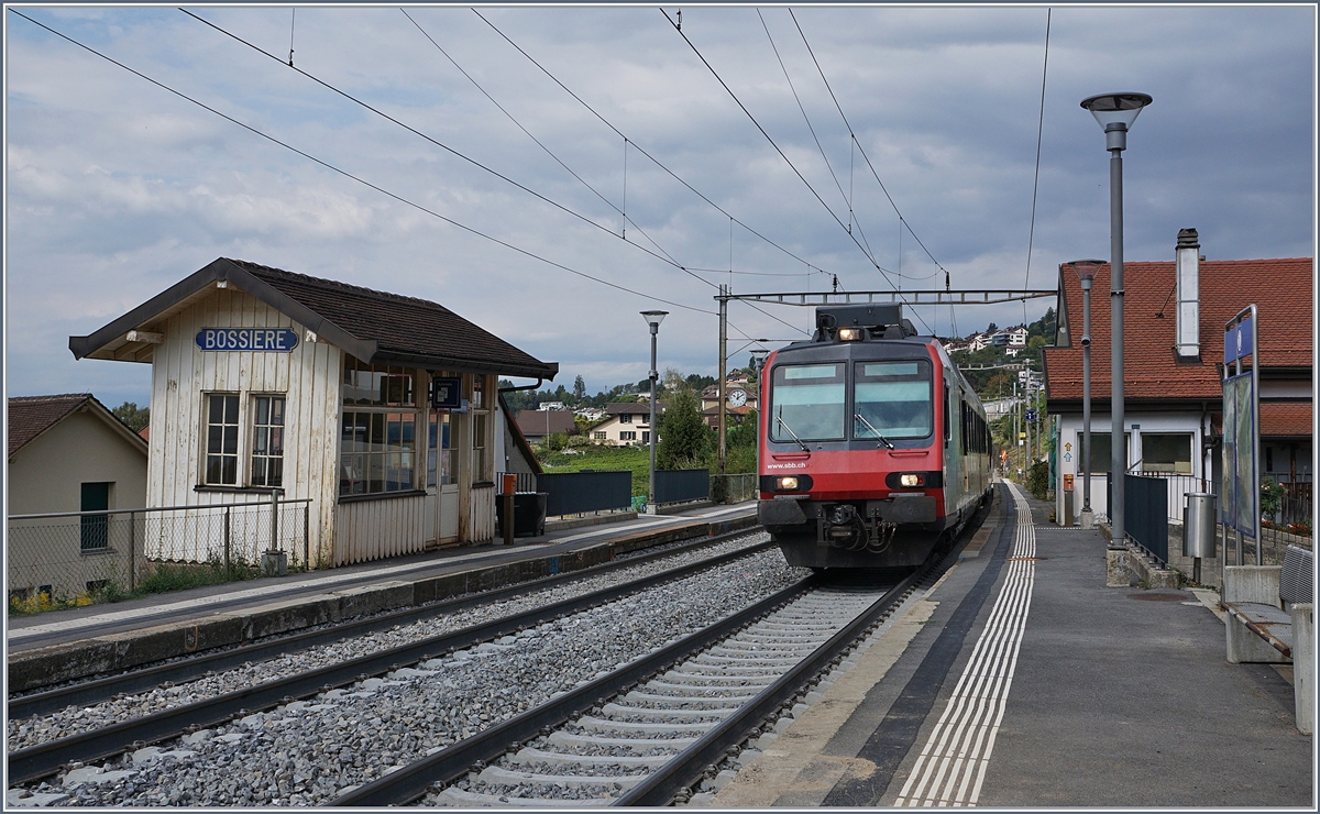 Noch ist das eine oder andere zu richten und die Wanderwege entlang der Strecke sind nur eingeschränkt begehbar, doch pünktlich wie geplant konnte am Montag, den 27. August der Verkehr auf der Strecke Lausanne Puidoux Chebres wieder aufgenommen werden und der eigen Charme der kleinen Station Bossière mit seinen leicht schiefen Wartehäuschen blieb erhalten. Das Bild zeigt die aus einem Domino-RBDe 560 mit glatter Front bestehende S4 12437 bei der Einfahrt in Bossière.
29. August 2018