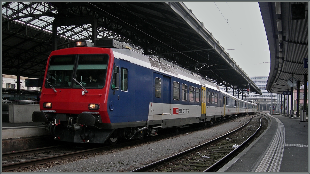 Noch vor wenigen Jahren langweiliger Alltag: die NPZ. Heute krame ich selbst bei diesem grenzwertigen Wetter und kalter Bise meinen Fotoapparat hervor um einen  Kolibri  zu fotografieren. Der RBDe 562 003-4 wartet mit seinem EWI Pendelzug als S11 12838 in Lausanne auf die Abfahrt nach Yverdon.
6. Feb. 2015