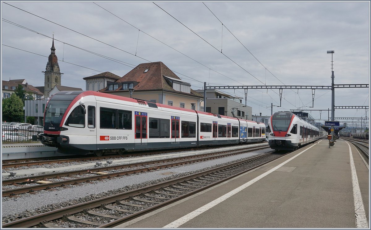 Nochmals der SBB 520 011-3 in Zofingen, nun im Verglich mit Flirt mit einem normal breiten Wagenkasten im Hintergrund.

24. Juni 2018
