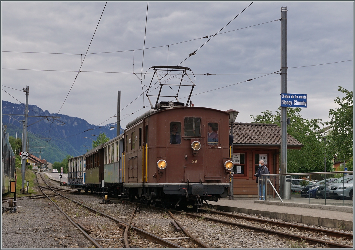  Nostalgie & Vapeur 2021  /  Nostalgie & Dampf 2021  - so das Thema des Pfingstfestivals der Blonay-Chamby Bahn. Die BOB HGe 3/3 29 hat Blonay erreicht und wird nun ihren Zug umfahren. 

24. Mai 2021