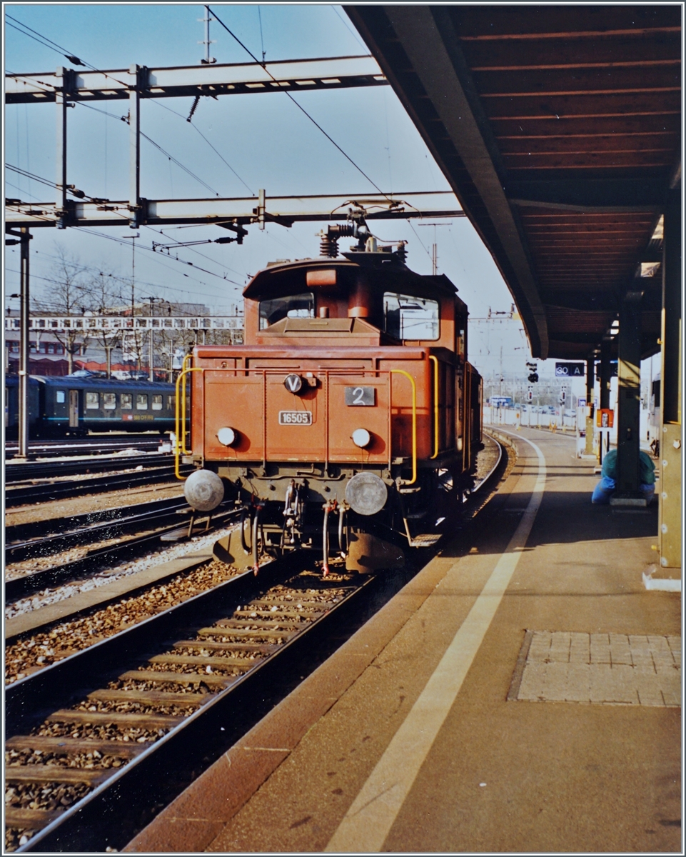 Nun habe ich doch noch ein Bild einer Ee 3/3 II gefunden: die Ee 3/3 16505 rangiert in Basel (SNCF) auf Gleis 30. 

Analogbild vom 14. März 2000
